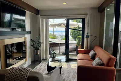 Image de White Rock sous licence moderne avec 2 lits et vue sur l'océan -1 minute à pied de la plage!