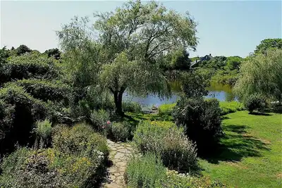 Image de Domaine Isolé Sur 3 Acres Avec Maison, Cottage, Et Pond