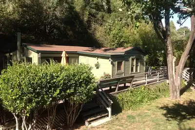 Image de Retraite familiale ensoleillée et rustique.