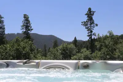 Image de Complet avec bain à remous, table de billard vintage, foyer et foyer intérieur