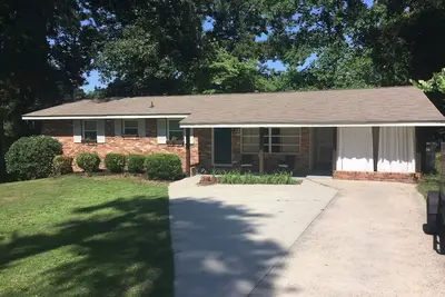 Image de Maison de ranch en brique 3br / 2ba très récente prête pour les Masters!