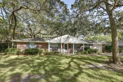 Image de Belle maison de Jekyll Island à distance de marche de la plage.