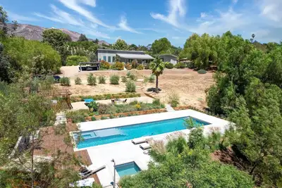 Image de Maison moderniste récemment reconstruite et studio pour invités sur la colline avec une vue incroyable