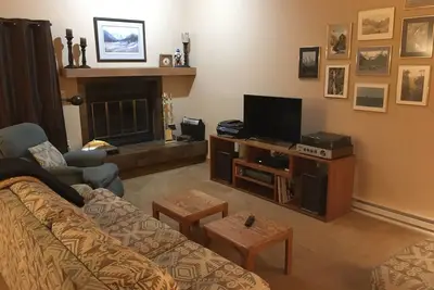 Image de Lieu! Condo à jour qui est facile à pied à la rue principale, la piste cyclable, randonnée pédestre