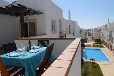 Image de Appartement au dernier étage avec 2 chambres, piscine, climatisation.