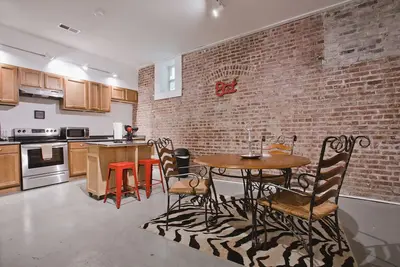 Image de Énorme condo de 5000 pieds carrés - 2 blocs Beale, 11 lits 3king & 8queen, 3 salles de bain, beaucoup de prkng