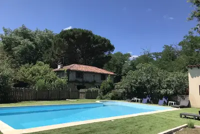 Image de Aux portes de la forêt, propriété clôturée de 2 ha, dépendance, piscine, Wifi. .