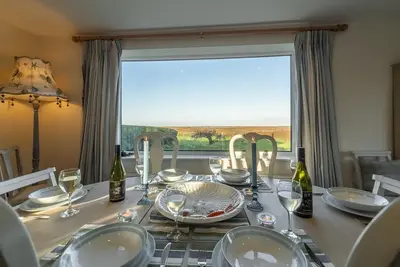 Un chalet spacieux avec une vue imprenable sur les marais salants à Brancaster Staithe.
