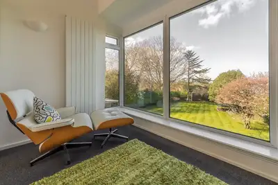 Image de Une superbe conversion d'un bâtiment emblématique des années 1960, avec une vue imprenable sur la mer et le golf. Il