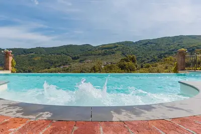 Image de Villa Il Castagno, située à Monsummano Terme, en Toscane, avec 7 chambres, jardins et piscine