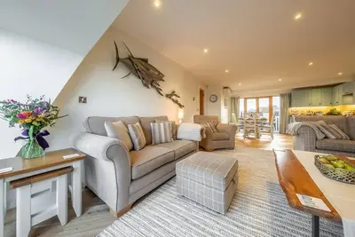 Un appartement penthouse superbement meublé bénéficiant d'une vue magnifique.
