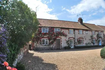 Image de Un exemple charmant d'un chalet traditionnel en briques et en silex de Norfolk Ă Thornham.