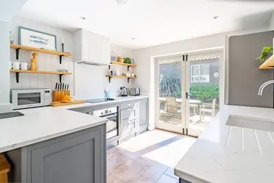 Image de Une propriété contemporaine de plain-pied impeccablement présentée à Brancaster