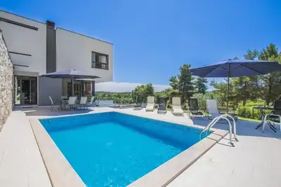 Image de Villa design avec piscine privée près de la mer