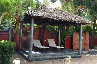 Image de Villa avec piscine dans un jardin tropical, près de Nai Harn Beach u. Plage de Rawai