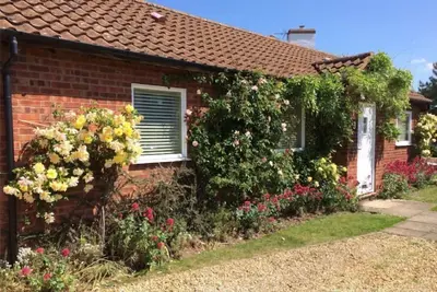 Image de Ce charmant bungalow propose un hébergement clair et contemporain