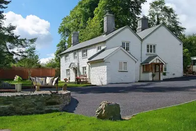 Grande maison de campagne avec bain à remous pouvant accueillir jusqu'à 12 personnes dans six chambres à coucher, parfaite pour une occasion spéciale