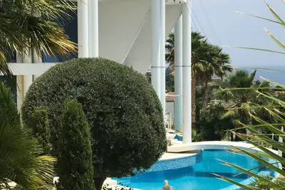 Image de Villa de luxe moderne et propice aux familles au bord de la mer avec grande piscine, jardin, garage
