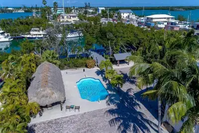 Image de Incroyable mise à jour Waterfront 5 Br House avec Tiki géant, piscine et immense quai