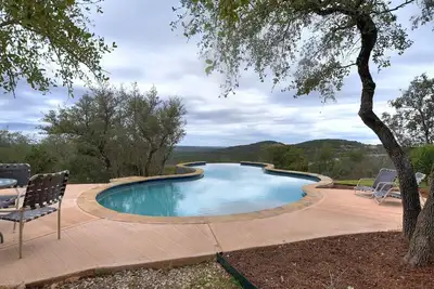 Image de Serene Hill Country Home, 12+ acres, piscine à débordement, 7 chambres, récemment rénové