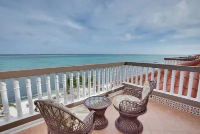 Image de Ocean Front - 2 Patios - Loue Comme 3 Ou 2 Bdrm. - Custom Construit Si Beaucoup De Xtras :)