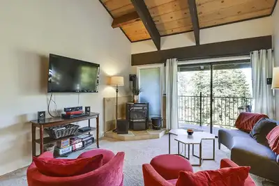 Image de Peaceful Summer Condo moins d'un mile de la base de Alpine Meadows Resort. Seulement 10 minutes de Tahoe City. Emplacement idéal pour toutes les activités d'été Tahoe!