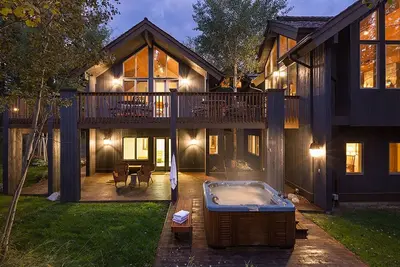 Image de Charming Teton Village Retreat, Niché dans les arbres, peut accueillir jusqu'à 10