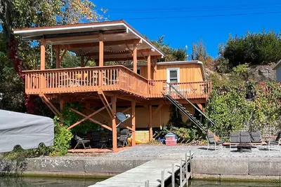 Image de Heck-Of-A-Deck Lakehouse avec de superbes couchers de soleil!