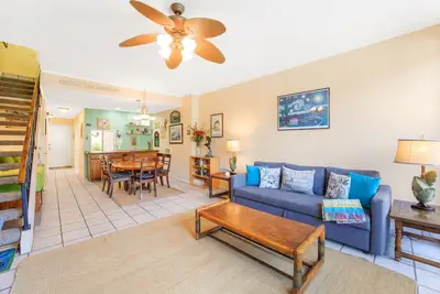 Image de 2 chambres, 2. 5 salles de bain, condo de style maison de ville, piscine commune et jacuzzi