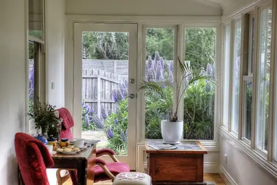 Image de Lonsdale Palms Heritage House - une retraite élégante pour les amis ou la famille.