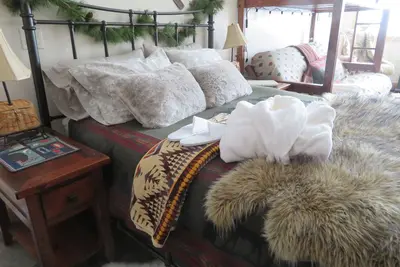 Image de La suite lodge Copper Peak, le bain à remous, le sauna, le café dans le foyer et les œufs frais!