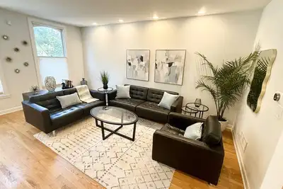 Image de Vacances dans notre incroyable maison unifamiliale de Lincoln Park avec une superbe salle de jeux