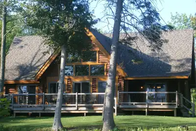 Image de Lakefront Log Home Près de Mackinac. Il est temps de planifier votre aventure de vacances Up North!