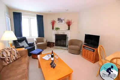 Image de Magnifique condo niché côté piste sur le mont Pico à pied pour remontée et ski!