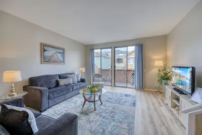 Image de 2 chambres, 2. 5 salles de bain, condo style maison de ville, piscine commune et jacuzzi