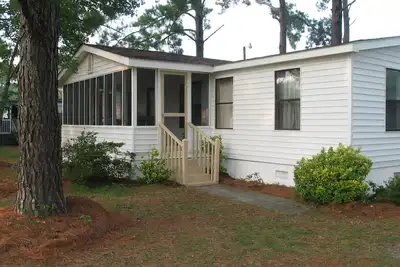Image de Animaux acceptés, 3 chambres, 2 salles de bain, 2 piliers, rampe de bateau, grand porche, cour, voie navigable