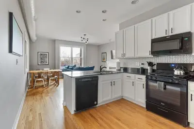 Image de Près du centre-ville! 2 chambres 2 salles de bain Condo - entièrement nommé