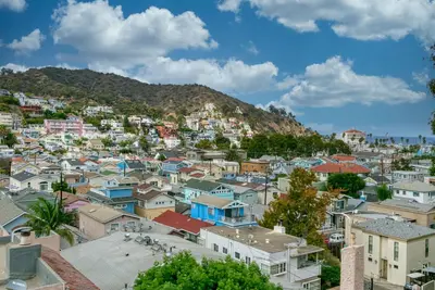 Image de 2 chambres, 2 salles de bains appartement, balcon avec vue, piscine commune et jacuzzi