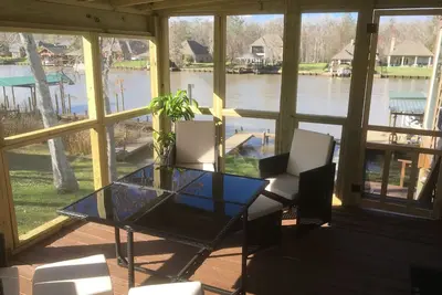 Image de Camp confortable avec des terrasses ensoleillées! Près de la Nouvelle-Orléans et de Baton Rouge. !