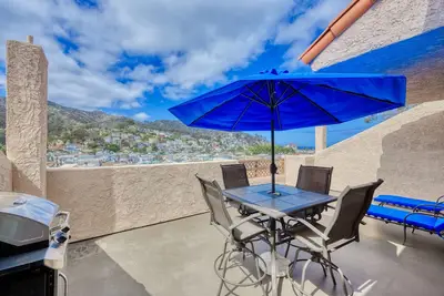 Image de Magnifique condo, balcon privé, vue sur la piscine, la colline et le port