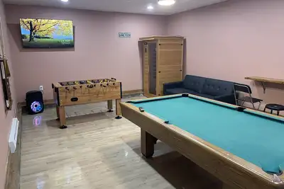 Image de Cozy Pocono Home avec bain à remous, sauna, salle de jeux, A / C, télévision par câble, Wifi, Ps 3