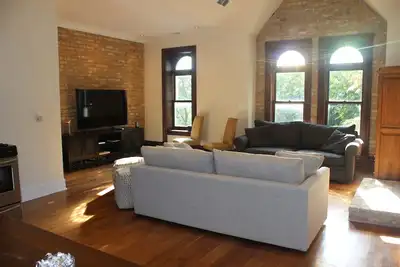 Image de Wicker Park 3 Chambre. Dernier étage Historic Greystone. Près de Damen El Stop.