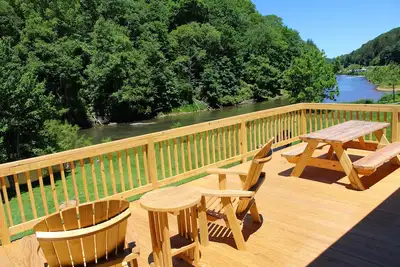 Image de Rivers Edge- avec bain à remous, première fosse, WiFi, gaz F / P et Ping Pong. Près de Zaloo!