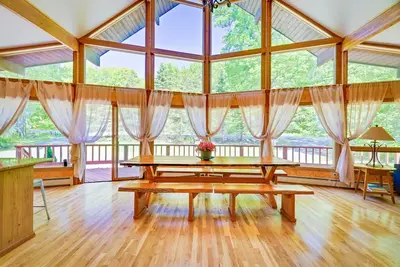 Image de Incroyable Chalet Pocono! Piscine PRIVÉE 4bd 3ba / Sauna / Firepit