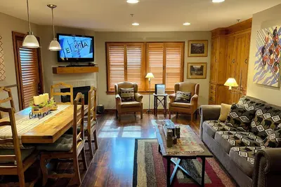 Image de Condo de luxe avec 2 chambres et 2 salles de bain.