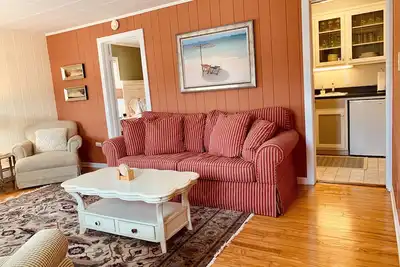 Image de Étage supérieur au cœur du centre-ville de Saugatuck avec piscine saisonnière et accès au bain à remous