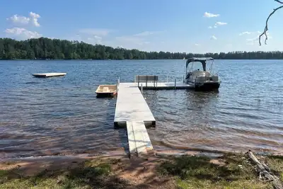 Image de Log Cabin sur un beau lac de sable clair Bottom Lake Boat, poisson, sauna, feu de camp