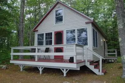 Image de Belle maison nouvellement rénovée sur le bord de l'eau du lac Pemaquid