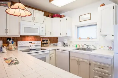 Parfait pour un couple ou une famille de quatre personnes - Marchez jusqu'aux ascenseurs et au centre-ville!
