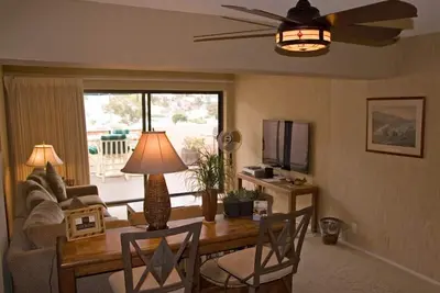 Image de Condo confortable, balcon avec vue sur la colline et l'océan, amarrage de 30 'disponible